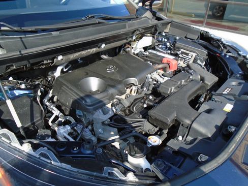 Used 2021 Toyota RAV4 XLE FWD image 18
