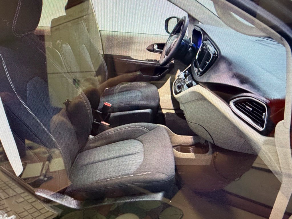 Used 2022 Chrysler Voyager LX FWD image 10
