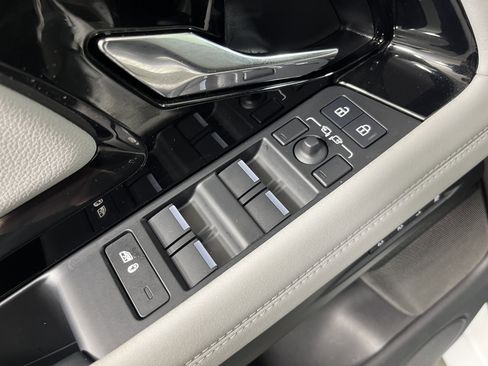 Used 2023 Land Rover Range Rover Evoque R-Dynamic SE image 19