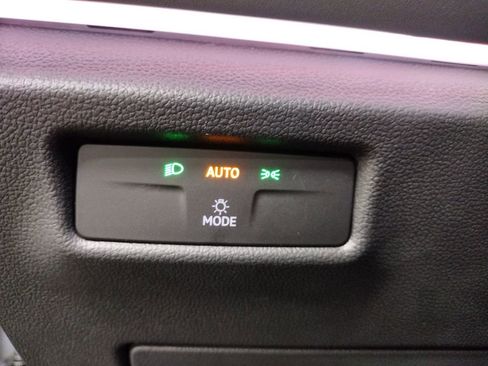 New 2025 Volkswagen Tiguan SE image 24