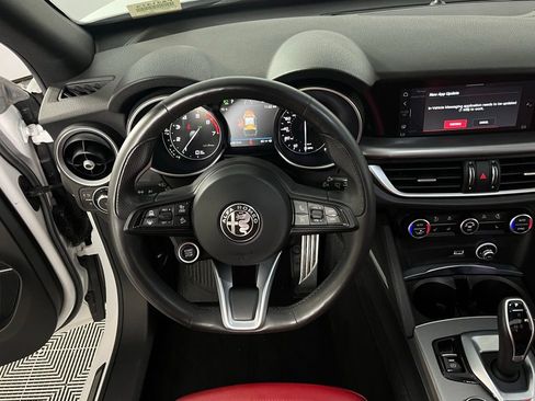 Used 2022 Alfa Romeo Stelvio Veloce image 16