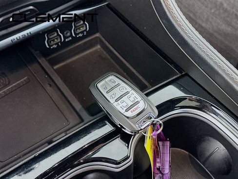 Used 2022 Chrysler Pacifica Limited w/ Uconnect Theater Family Group image 23