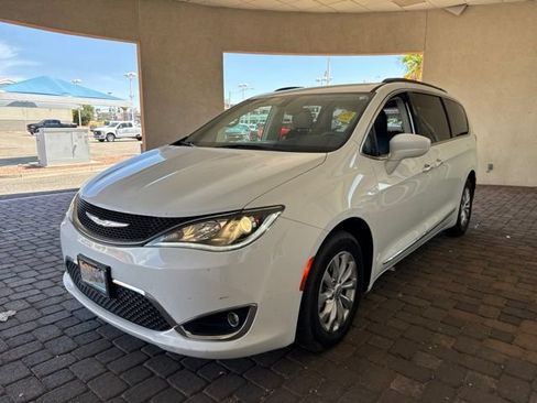 Used 2017 Chrysler Pacifica Touring-L FWD image 1
