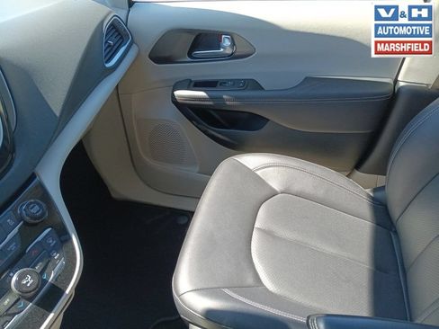 Used 2024 Chrysler Pacifica Touring-L FWD image 9