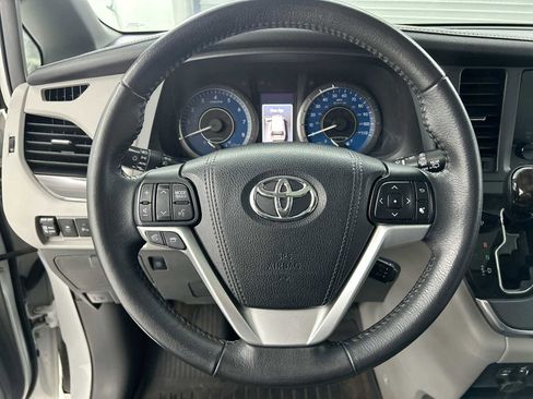 Used 2017 Toyota Sienna XLE image 11