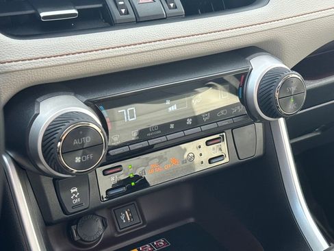 Used 2025 Toyota RAV4 Limited image 27