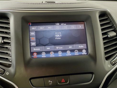 Used 2020 Jeep Cherokee Latitude w/ Cold Weather Group image 17