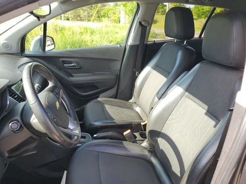 Used 2018 Chevrolet Trax LT w/ LT Convenience Package AWD/4WD image 17