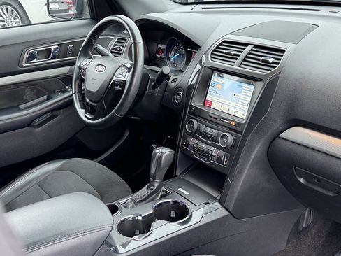 Used 2018 Ford Explorer XLT w/ Equipment Group 202A image 10