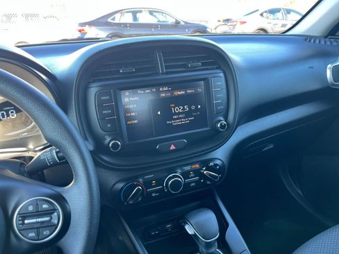 Used 2025 Kia Soul LX w/ LX Technology Package image 18