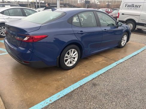 Used 2025 Toyota Camry LE image 3