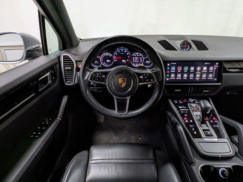Used 2023 Porsche Cayenne Platinum Edition image 2