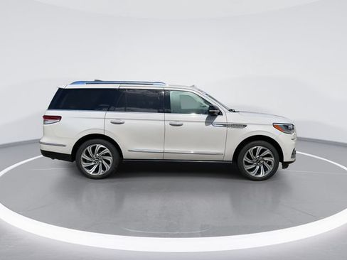 Used 2022 Lincoln Navigator Reserve AWD/4WD image 8