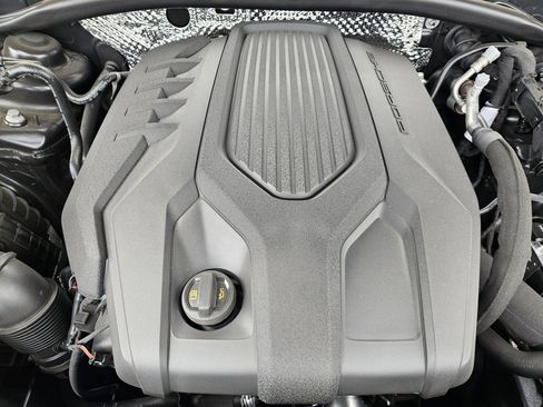 Certified 2025 Porsche Macan image 30