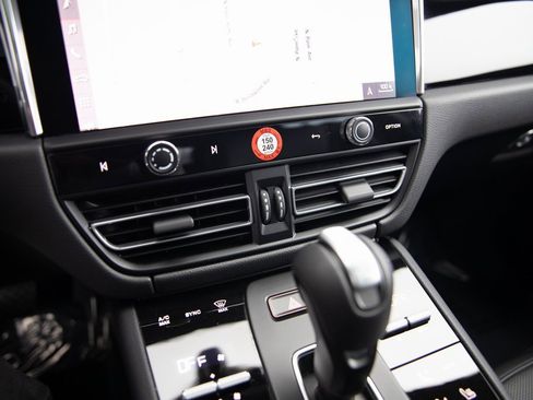 Certified 2025 Porsche Macan image 16