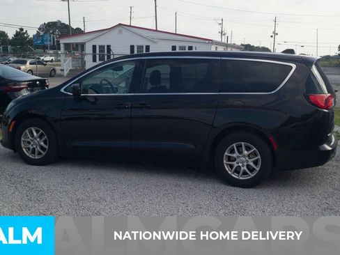 Used 2023 Chrysler Voyager LX FWD image 4