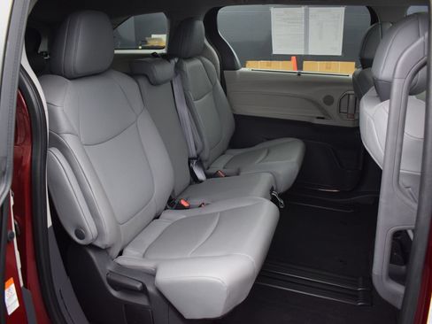 Used 2022 Toyota Sienna XLE FWD image 11