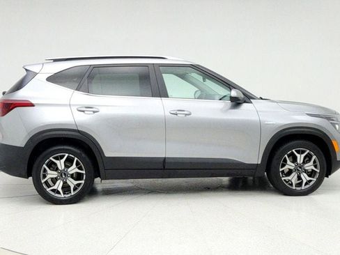 Used 2021 Kia Seltos EX image 4