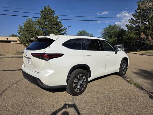 Used 2021 Toyota Highlander XLE AWD/4WD image 8