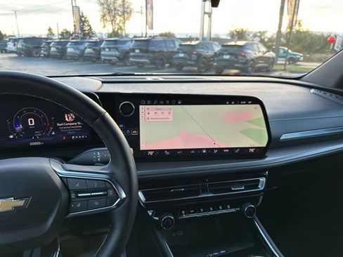 Used 2025 Chevrolet Traverse LT image 46