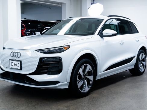 Used 2025 Audi Q6 e-tron Premium Plus image 3