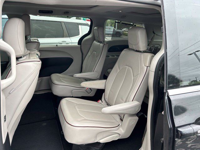 Used 2017 Chrysler Pacifica Limited FWD image 18