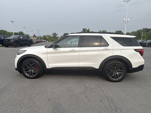 Used 2025 Ford Explorer ST AWD/4WD image 7