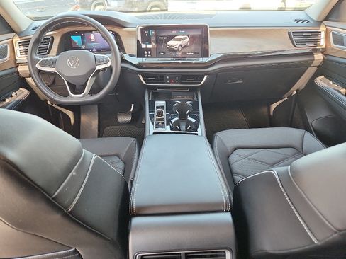 Used 2024 Volkswagen Atlas SE w/ Black Wheel Package FWD image 11