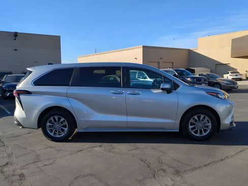 Used 2024 Toyota Sienna LE image 2