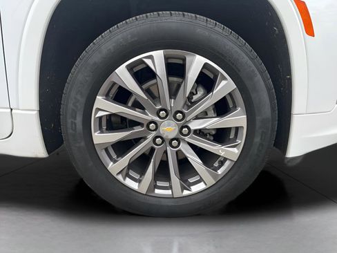 Used 2023 Chevrolet Traverse Premier image 2