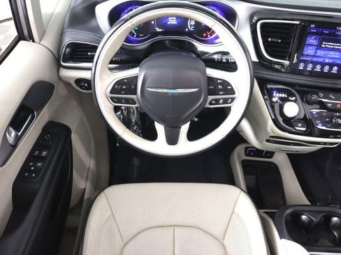 Used 2017 Chrysler Pacifica Platinum FWD image 38