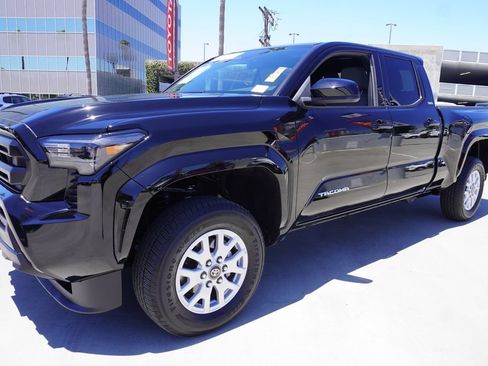Certified 2025 Toyota Tacoma SR5 AWD/4WD image 4