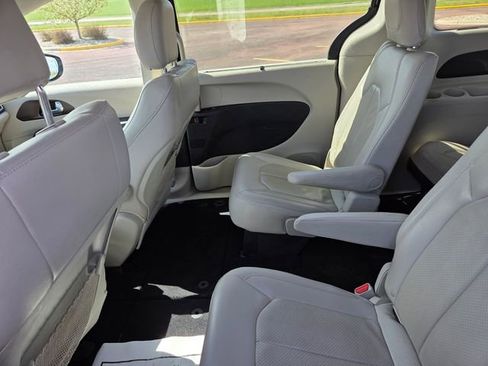 Used 2018 Chrysler Pacifica Touring-L FWD image 48