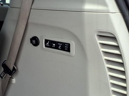 Used 2019 Chrysler Pacifica Limited FWD image 26