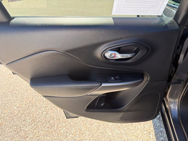 Used 2019 Jeep Cherokee Latitude Plus FWD image 14