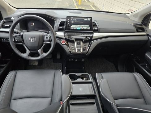 Used 2025 Honda Odyssey Touring image 2