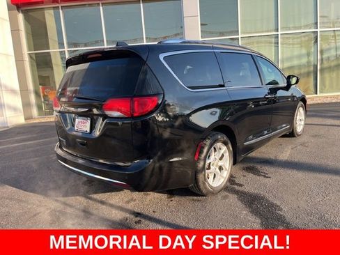 Used 2020 Chrysler Pacifica Touring-L FWD image 2
