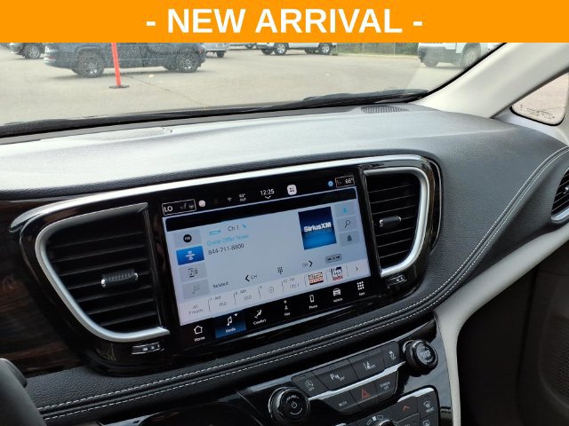 Used 2024 Chrysler Pacifica Limited FWD image 27