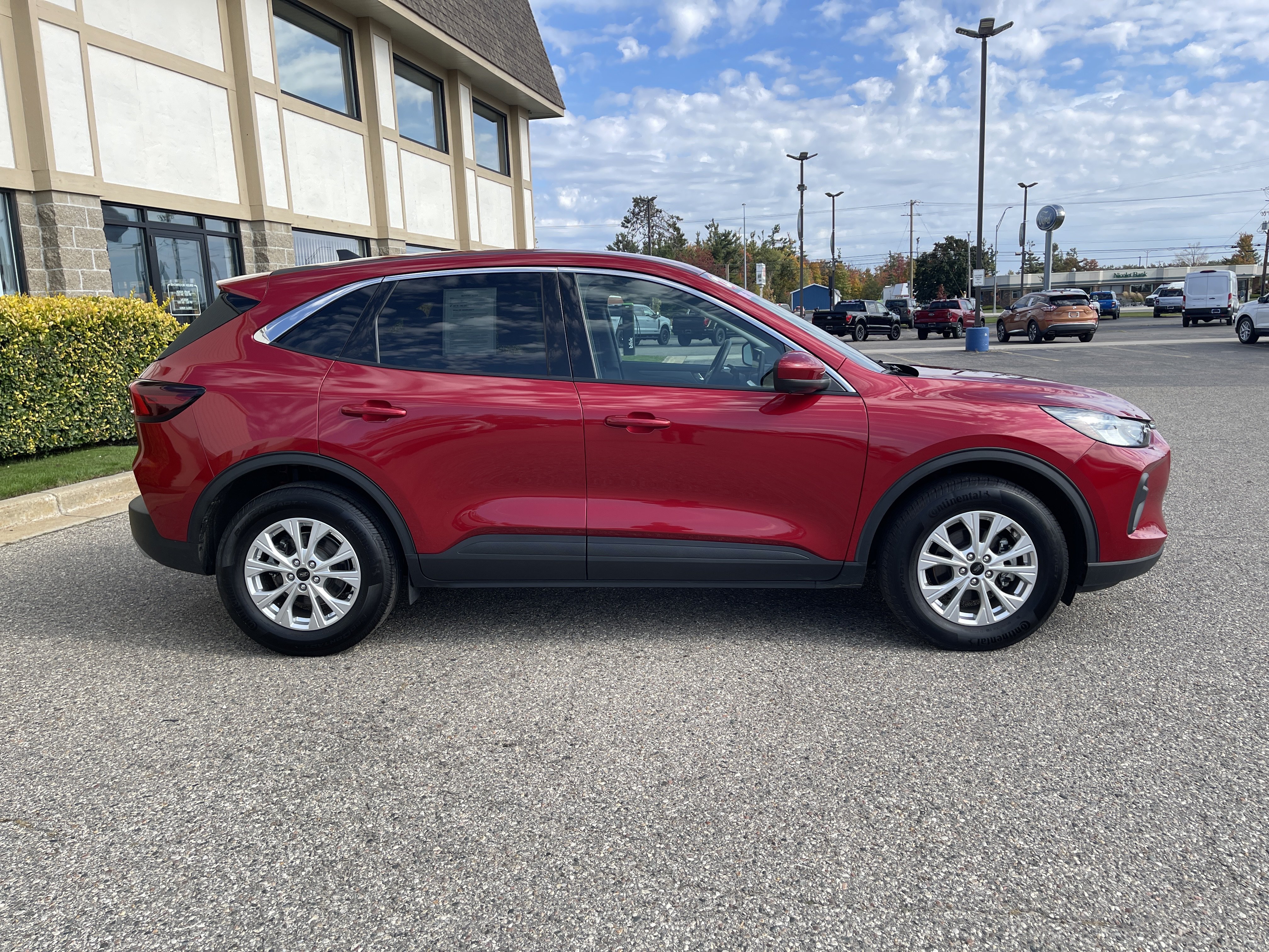 Used 2023 Ford Escape Active w/ Tech Pack #2 AWD/4WD image 2