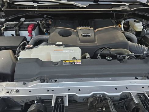 Used 2024 Toyota Tundra Platinum AWD/4WD image 31