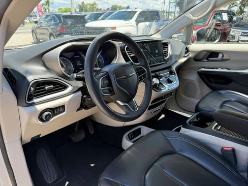 Used 2023 Chrysler Pacifica Touring-L FWD image 11
