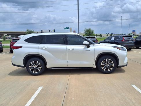 Used 2020 Toyota Highlander XLE FWD image 8