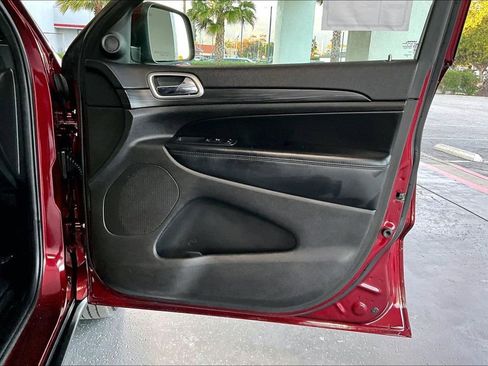 Used 2019 Jeep Grand Cherokee Laredo image 28