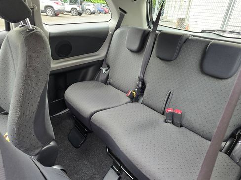 Used 2011 Toyota Yaris Base image 9