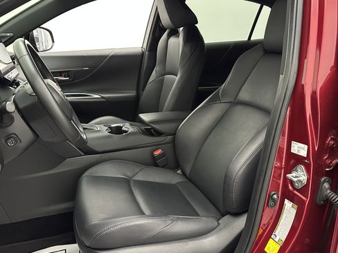 Used 2023 Toyota Venza XLE image 27