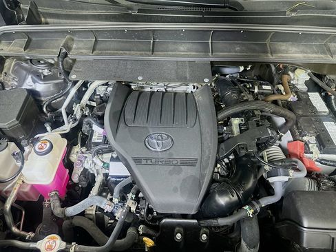 Used 2023 Toyota Highlander Limited FWD image 9