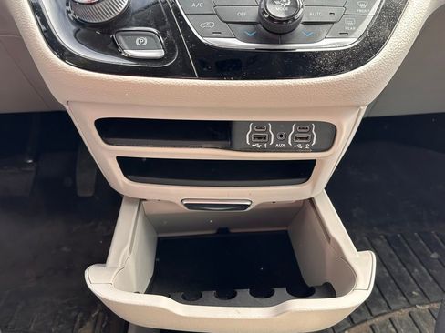 Used 2023 Chrysler Pacifica Touring-L image 31