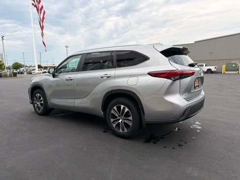 Used 2023 Toyota Highlander XLE FWD image 5