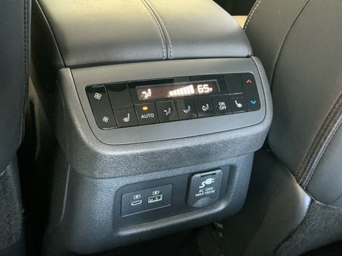 Used 2024 Nissan Pathfinder Platinum FWD image 32