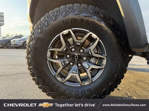 Used 2024 Chevrolet Colorado ZR2 w/ Safety Package AWD/4WD image 10